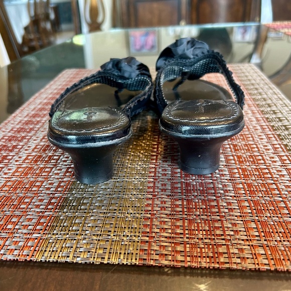 NEW Lindsay Phillips Black Thong Sandals with Polka Dot Flower Detail Size 10 - Picture 6 of 8